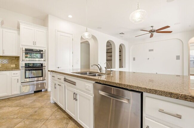 Building Photo - Encanterra Golf Community