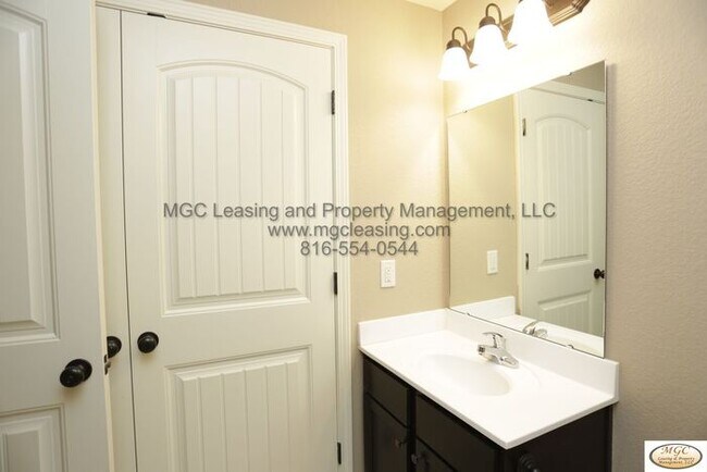 Building Photo - Modern Townhome with Designer Kitchen and High-End Touches in Raymore!