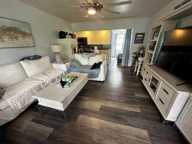 Building Photo - Cozy Updated Studio Unit in Central Island...