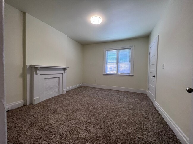 Building Photo - Updated 2BR 1 Bath townhouse with yard!