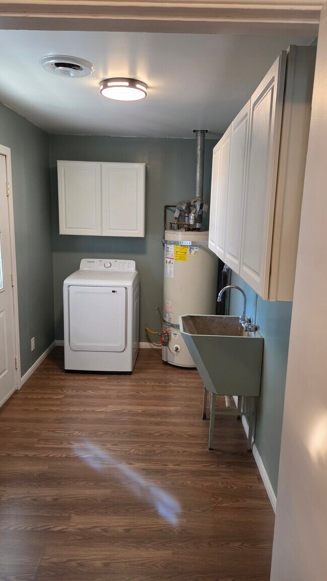 Building Photo - 310 W 10th St