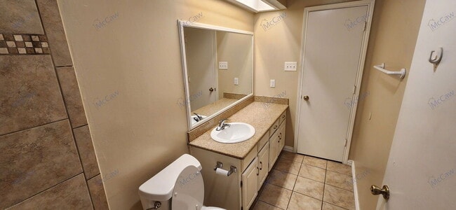 Building Photo - 2204 Oak Hill Dr