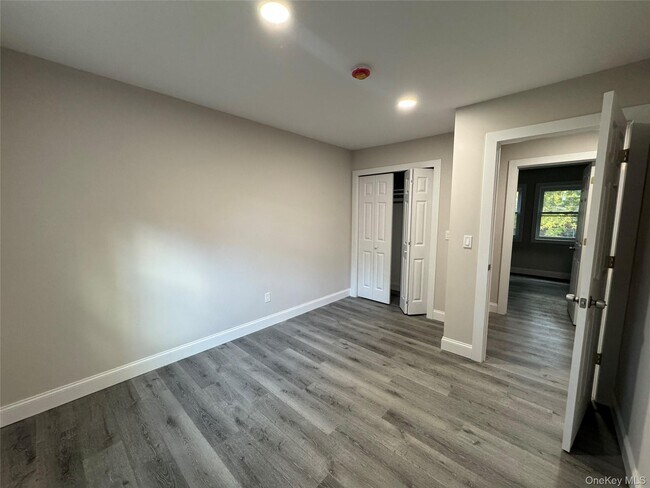 Building Photo - 75 Valley Dr