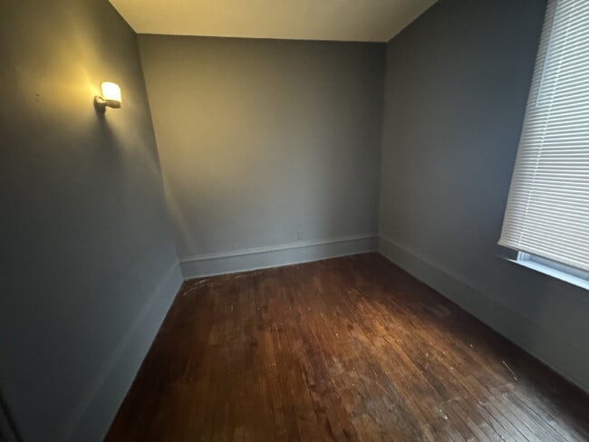 Building Photo - 405 N Queen Ave