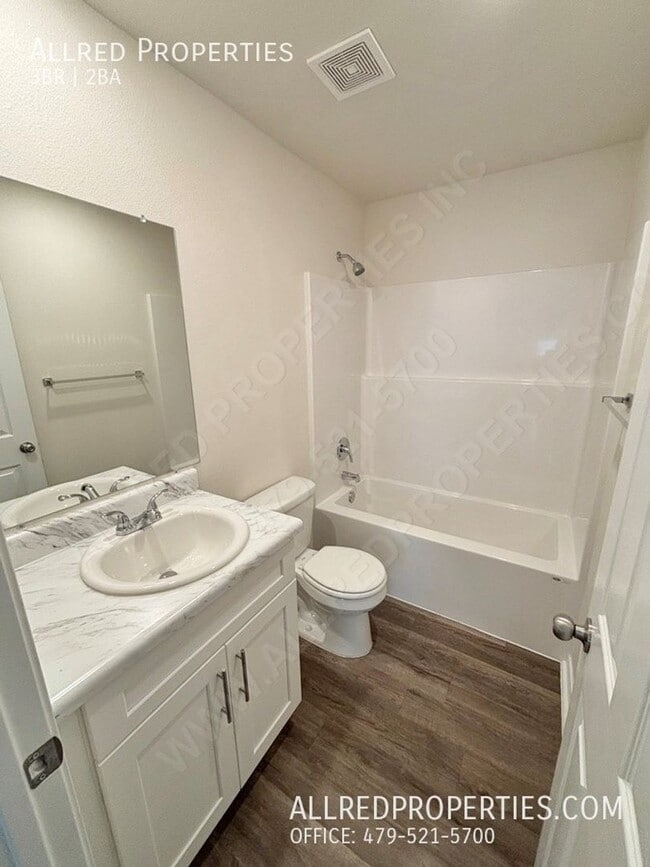 Building Photo - Move in special $300.00 off 1st month's re...