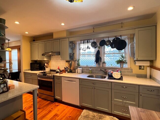 Building Photo - 110 Vassal Ln
