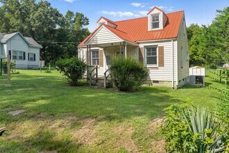 Building Photo - !PRICE IMPROVEMENT! Newly Remodeled 3-Bedr...