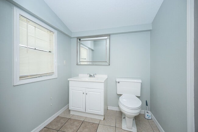 Building Photo - Charming 4-Bedroom, 2-Bath Home in a Prime Location