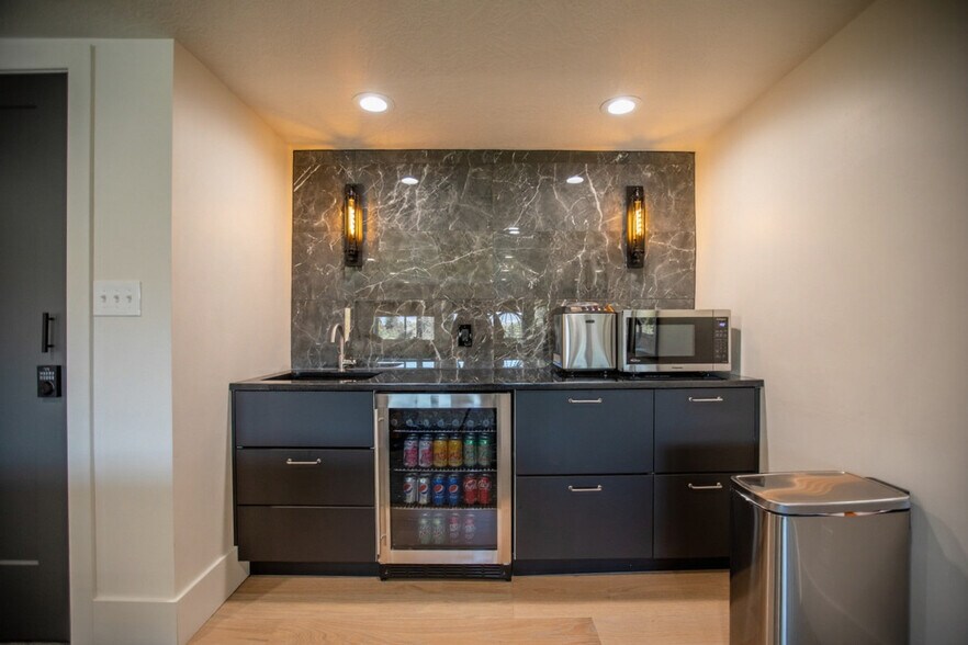 Building Photo - 160 W 1600 S