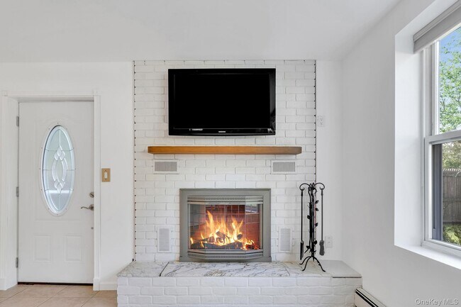 Building Photo - 100 E 7th St