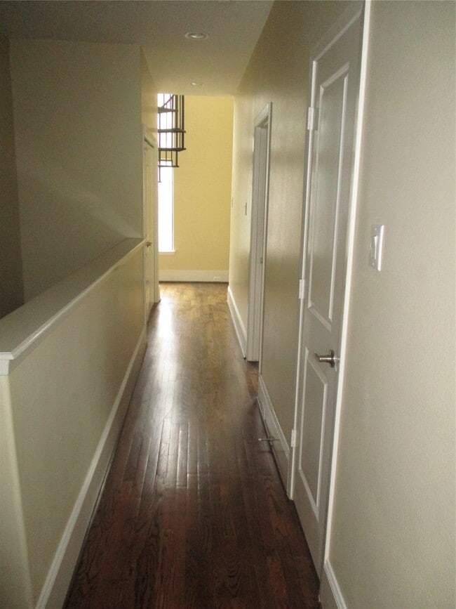 Building Photo - 703 St Charles St