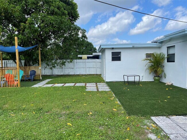 Building Photo - 1630 NW 13th Ct
