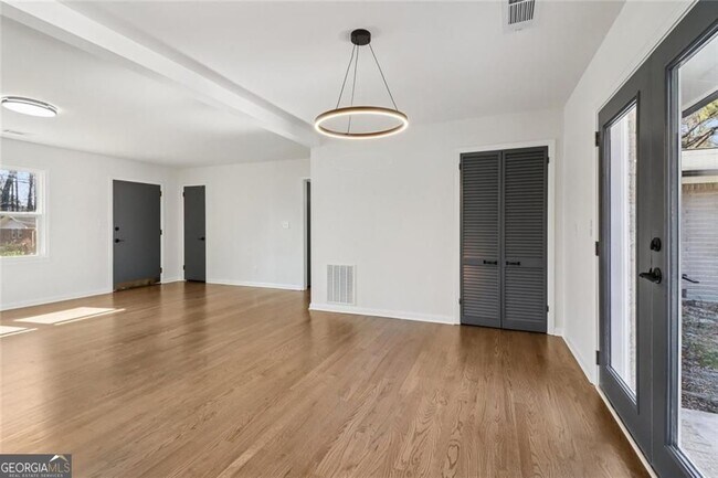 Building Photo - 2219 Lisa Dr SE