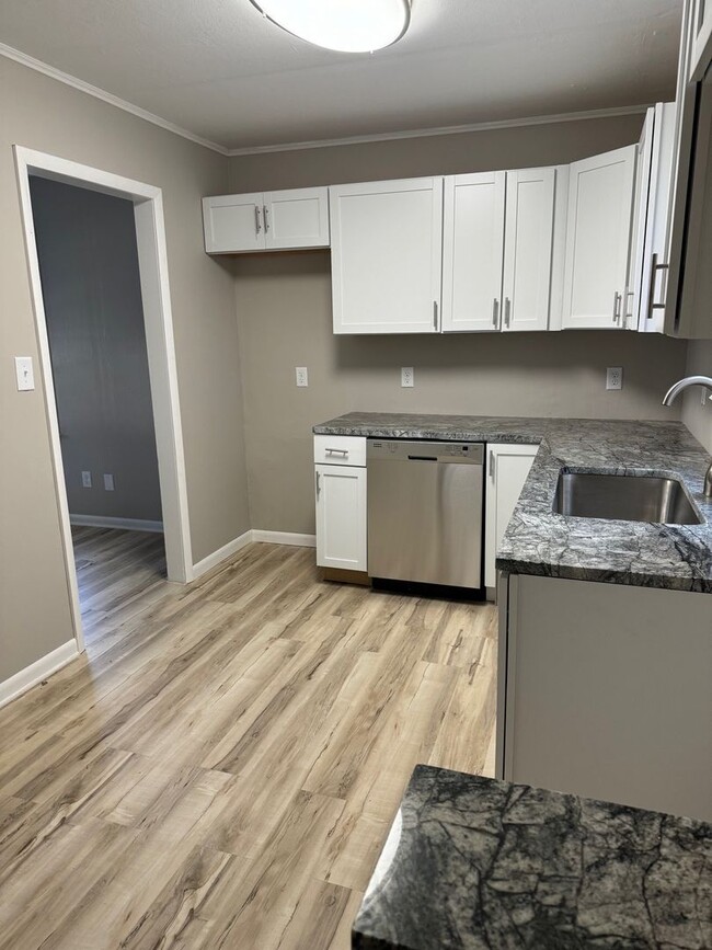 Building Photo - 2 Bedroom 1 Bathroom in Moline! 1/2 off 1s...