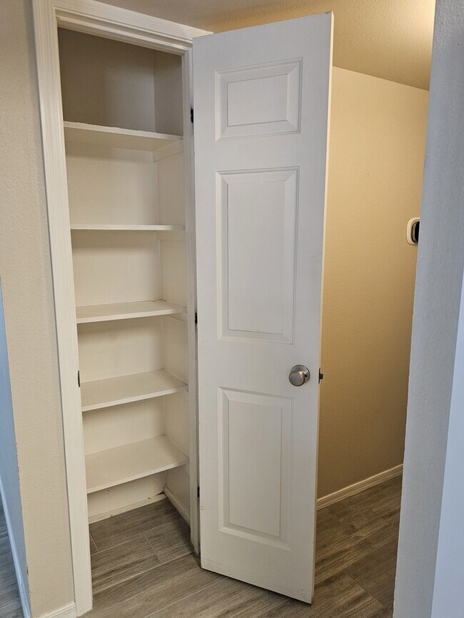 Building Photo - Great 3/2 in NE Phoenix with brand new flo...