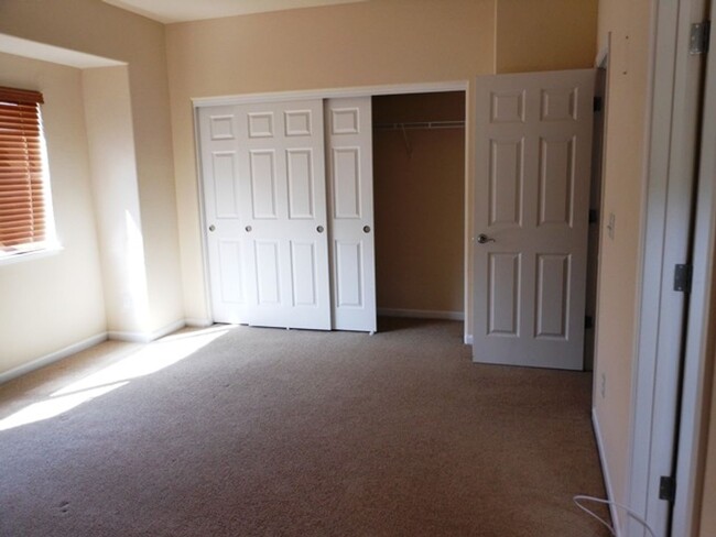 Building Photo - UNR friendly 3 Bedroom , 2.5 Bath Townhouse