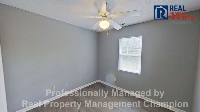 Building Photo - 3 BD/2 BA Upper Unit Condo in Hawthorne Pa...