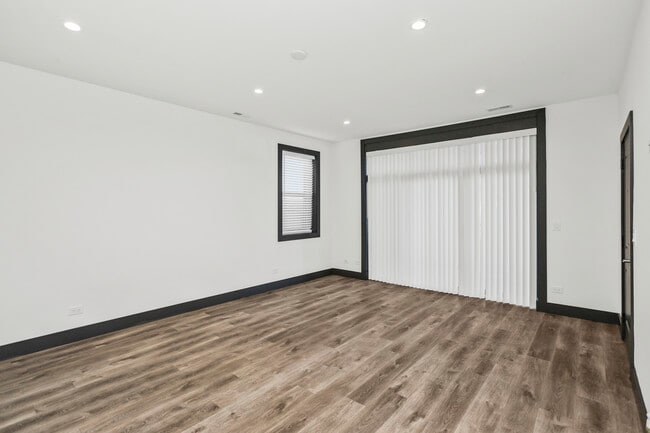 Building Photo - 6422 S Drexel Ave