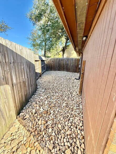 Building Photo - 601 Cache Cv