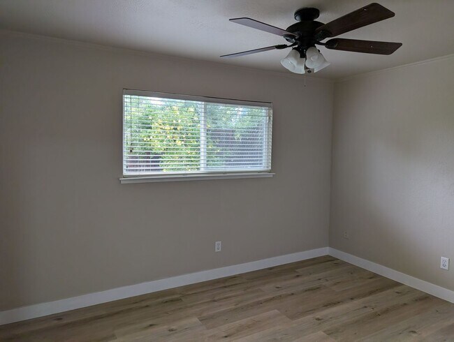 Building Photo - Nice 3 bedroom 2 bathroom Clovis home with...