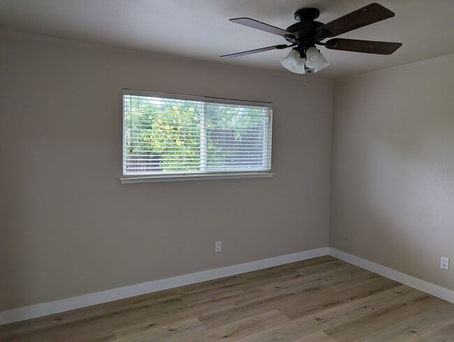 Building Photo - Nice 3 bedroom 2 bathroom Clovis home with modern updates, a nice floor plan and solar. Clovis co...