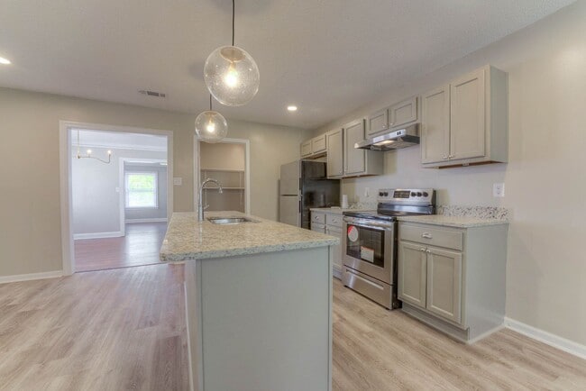Building Photo - Move-in Special! 1/2 off first month's rent!