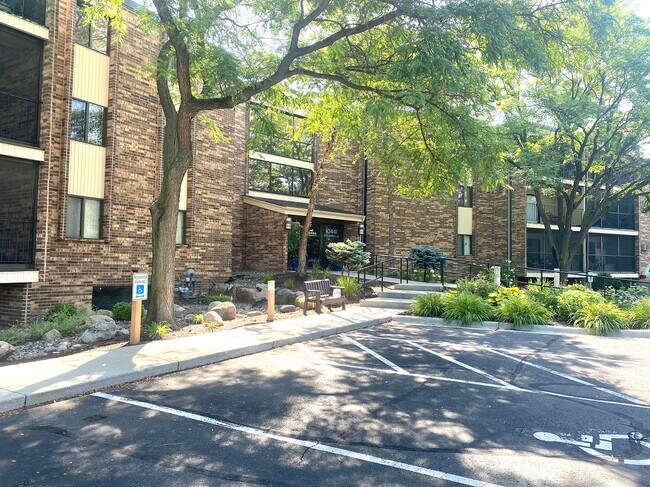 Primary Photo - 10441 Greenbrier Rd