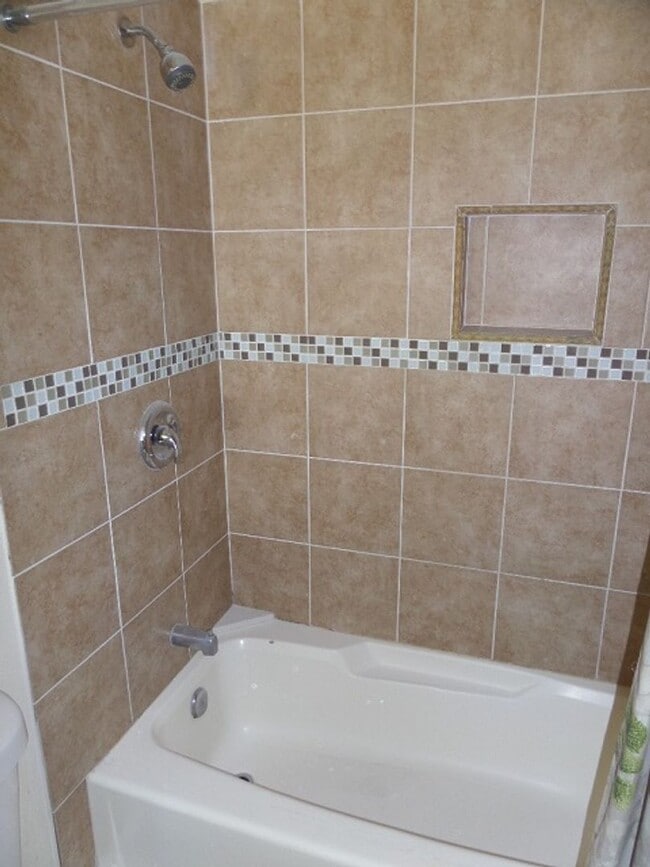 Building Photo - 3 Bedroom-2 Bathroom Single Story Home in ...