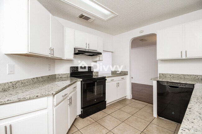 Building Photo - 6614 Honeyridge Ln