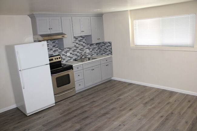 Building Photo - 527 Vaqueros Ave