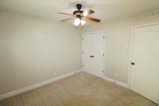 Building Photo - (Coming Soon) 2 Bedroom Condo on Park Road!