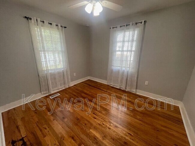 Building Photo - 506 Pershing Dr