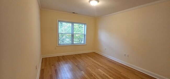 Building Photo - Spacious 2-bedroom townhouse on beautifully landscaped grounds.