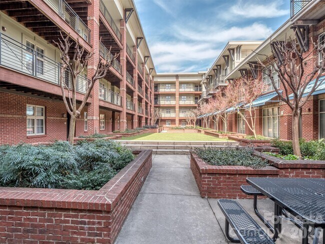 Building Photo - 1101 W 1st St