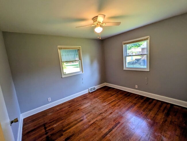 Building Photo - 605 Oakhurst St