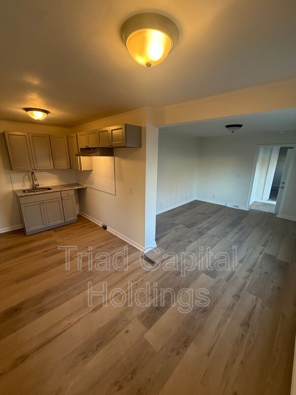 Building Photo - 832 E Brookline St