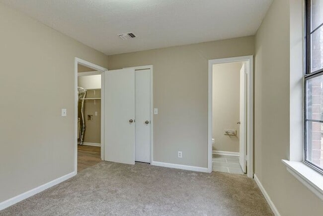 Building Photo - Beautiful Renovated Duplex in Madison