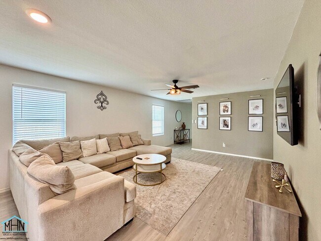 Building Photo - Welcome Home to this Charming 3-Bedroom 2-...