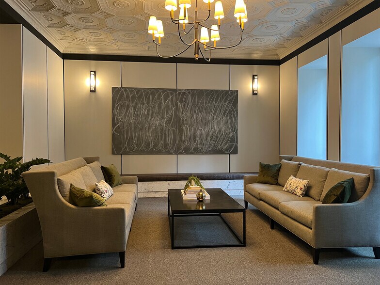 Lobby - 6101 N Sheridan Rd