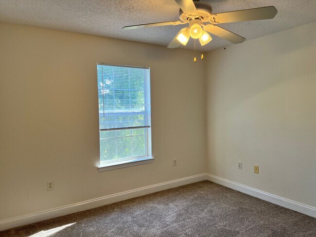 Building Photo - Central Crestview Location