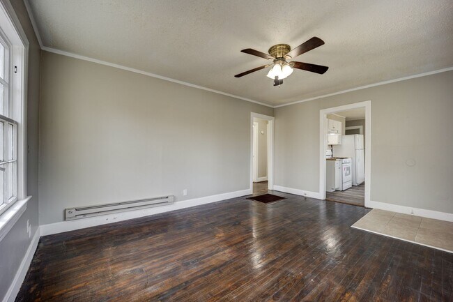 Building Photo - Freshly Updated 2 Bedroom House