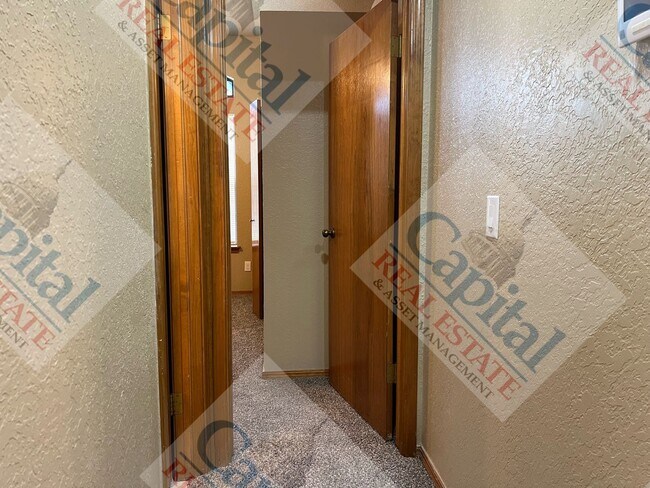 Building Photo - Charming 3 Bedroom