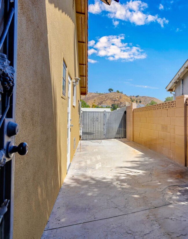 Building Photo - 20111 Lakemore Dr