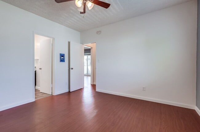 Building Photo - 537 E Hyde Park Blvd