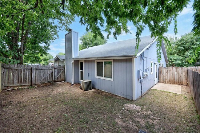 Building Photo - 703 Country Aire Dr