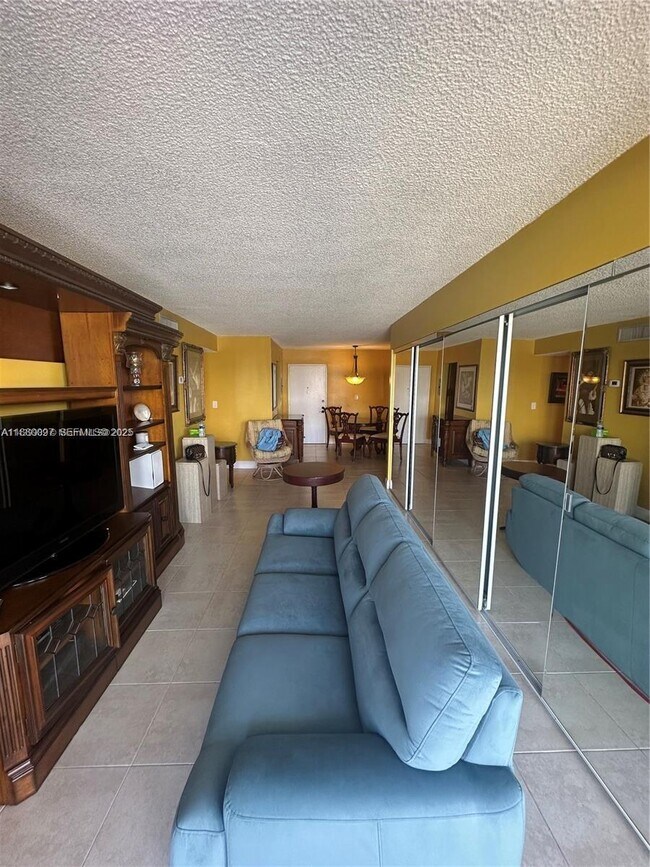 Building Photo - 720 Collins Ave