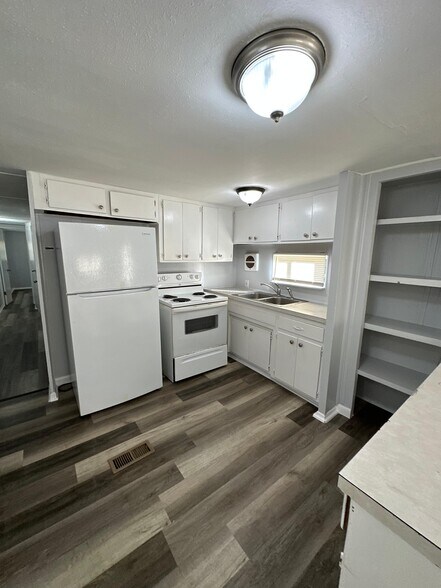 Building Photo - 7663 Bentwillow Dr