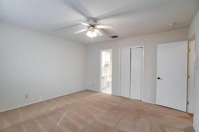 Building Photo - 4601 Gray Fox Dr