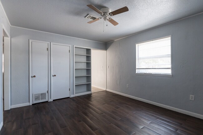 Building Photo - 131 N Duck St