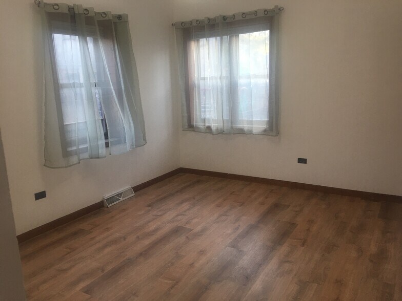 Living Room - 911 S Carpenter St